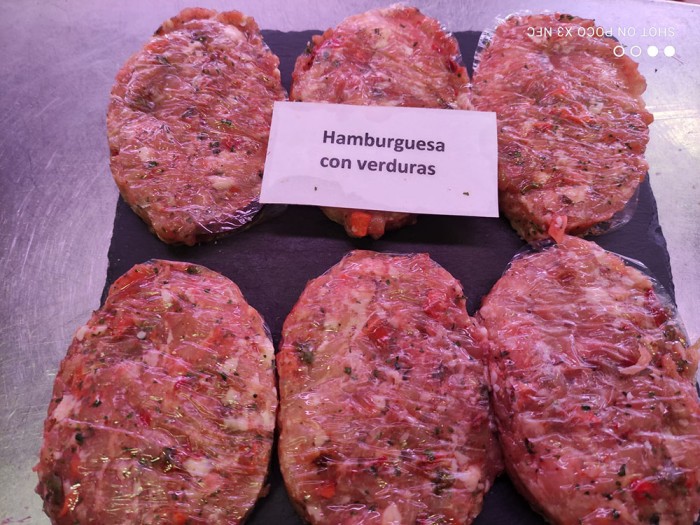 Hamburguesa de pollo con verduras